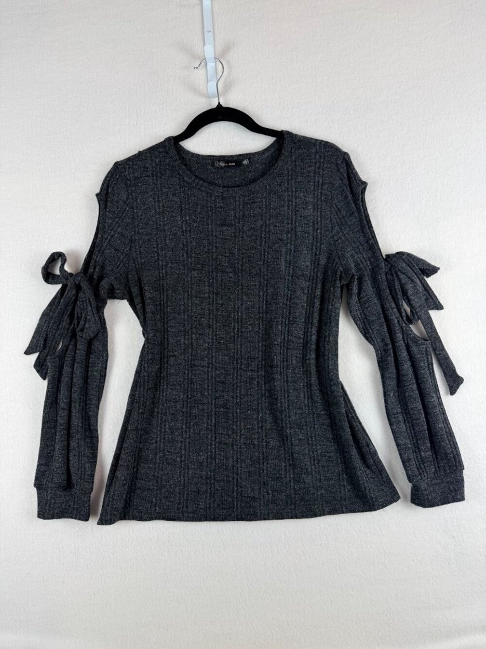 Doe & Rae Charcoal Gray Ribbed Knit Cold Shoulder Top With Tie Sleeves Womens S - Picture 6 of 12